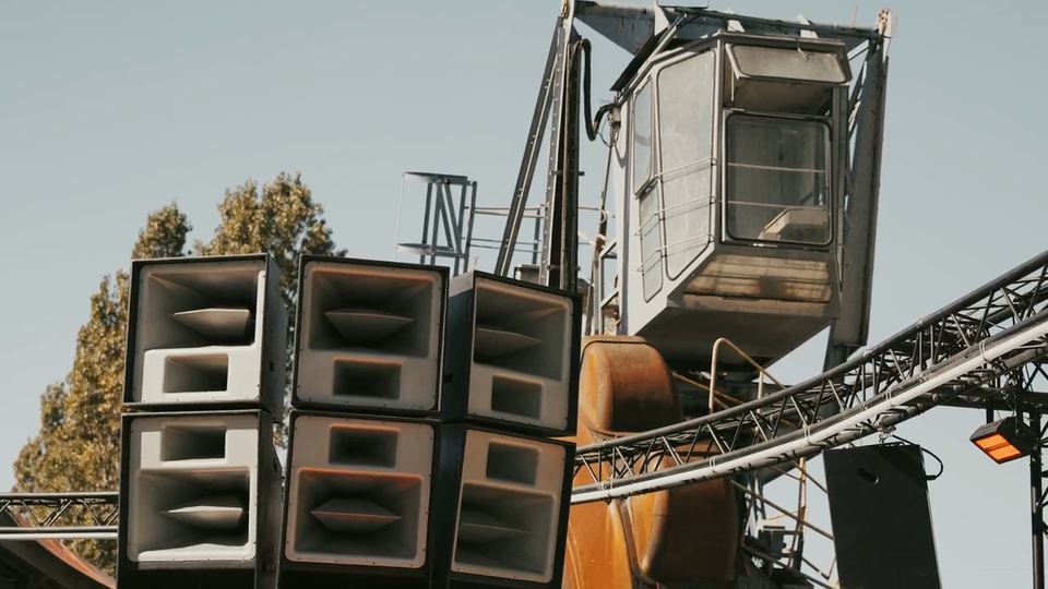 Le mur d'enceintes au pied de la grue, anniversaire GRÜV 3 ans