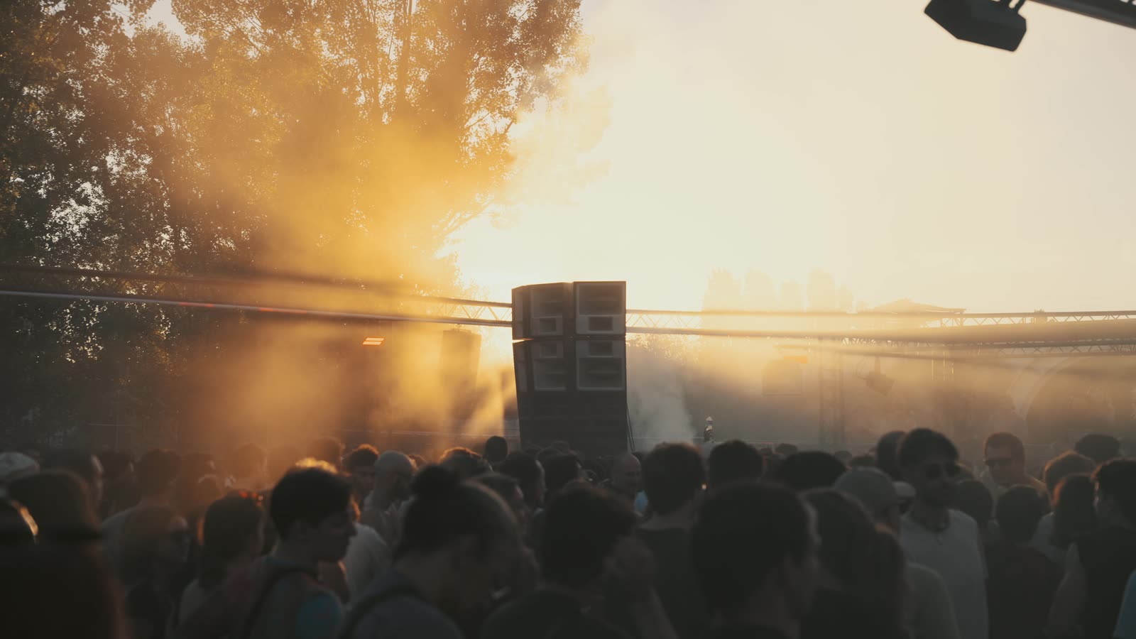 Sun breaking through the smoke above the crowd, GRÜV’s 3rd anniversary