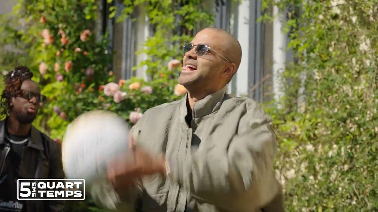 Tony Parker, ballon en main, entouré de ses invités dans un jardin, 5ème Quart-Temps #6